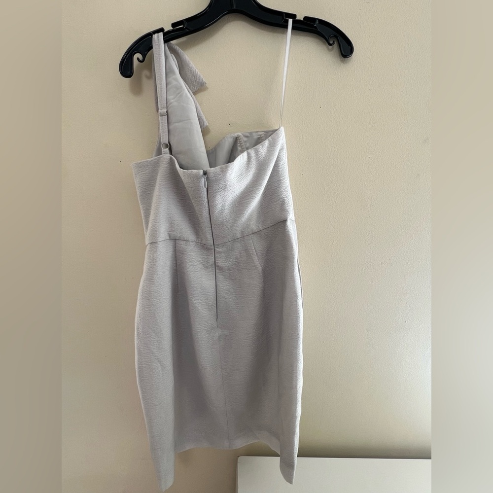 BCBGMAXAZRIA Classy One-Shoulder Gray Dress - Picture 6 of 9